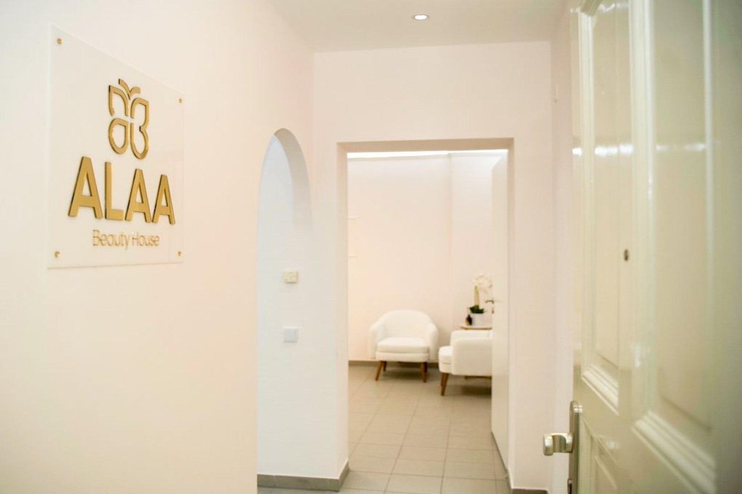 Eingang des Alaa Beauty House mit goldenem Logo